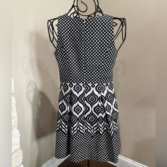 Taylor Petites Black and Cream print with pockets, EUC - Picture 4 of 7